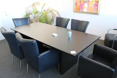 Houten vergadertafel. Afmeting 220 x 100 cm. Hoogte 75 cm – kavel bij HNVI, 's-Hertogenbosch