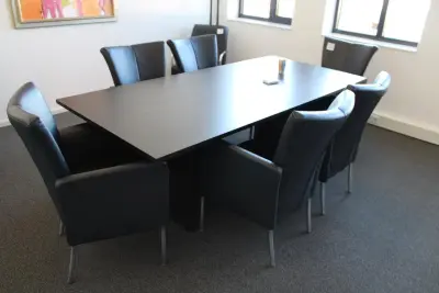 Zes lederen stoelen met uitbuikstand – kavel bij HNVI, 's-Hertogenbosch