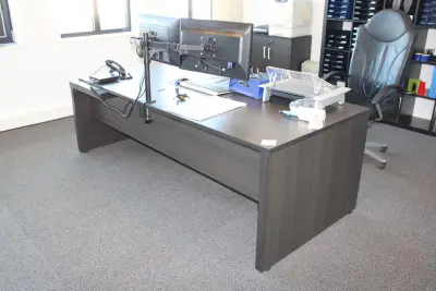 Houten directiebureau met twee niveaus. Afmeting 230 x 172 cm. Met verrijdbare ladekast en vast ladekast – kavel bij HNVI, 's-Hertogenbosch