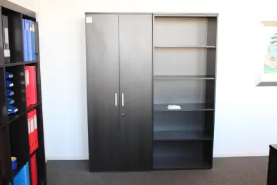Twee houten kasten met twee deuren en vijf schappen. Totale breedte 160 x 43 cm. Hoogte 199 cm – kavel bij HNVI, 's-Hertogenbosch