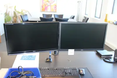 Twee beeldschermen IIYAMA 24 inch met toetsenbord en muis – kavel bij HNVI, 's-Hertogenbosch