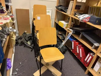 Stapelbare stoelen met houten zitting. Totaal 9 stuks – kavel bij HNVI, 's-Hertogenbosch