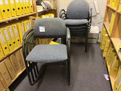 Tien stapelbare vergaderstoelen – kavel bij HNVI, 's-Hertogenbosch