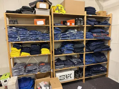Werkkleding in drie stellingdelen w.o. truien, polo's, broeken en jacks met reclame opdruk – kavel bij HNVI, 's-Hertogenbosch