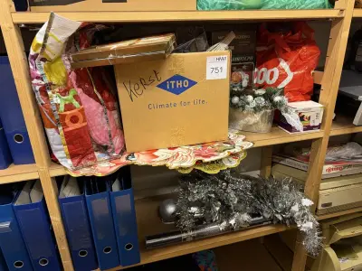 Kerstproducten w.o. ballen, slingers en schilderijtjes – kavel bij HNVI, 's-Hertogenbosch