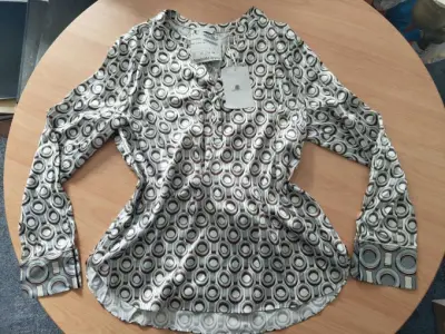 1 Bluse, Marke Rena Marx, Größe 44, weiß mit Muster – kavel bij Zoll-Auktion, Isernhagen