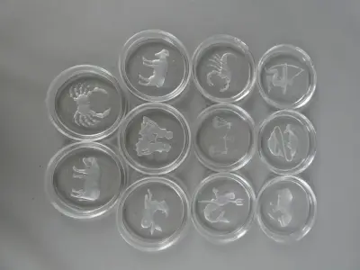 Set van 11 glazen onderzetters met dieren- en sterrenbeeldmotieven Ø 9 cm – kavel bij De Kringwinkel, Diest