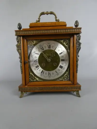 Antieke houten tafelklok met metalen details – kavel bij De Kringwinkel, Diest