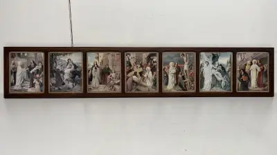 Antiek religieus panoramisch paneel – Zeven Smarten van Maria (Septem Dolorum), chromolithografieën in neogotische eikenhouten lijst, ca. 1900 – kavel bij De Kringwinkel, Waardamme