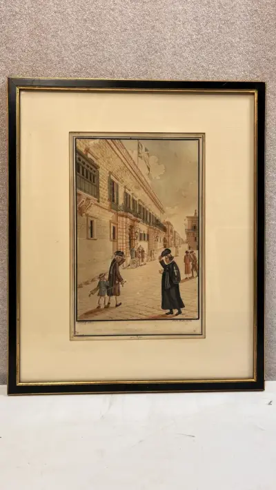 Ingelijste Historische Prent / Aquarel van een Maltees Straattafereel (Strada Reale) – kavel bij De Kringwinkel, Waardamme