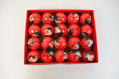Set van 20 Vintage Coca-Cola Kerstballen (Decoupage/Papier-maché stijl) – kavel bij De Kringwinkel, Waardamme