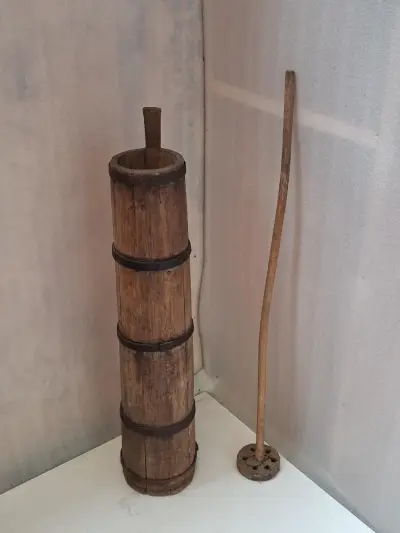 Antieke houten stootkarn – kavel bij De Kringwinkel, Waardamme