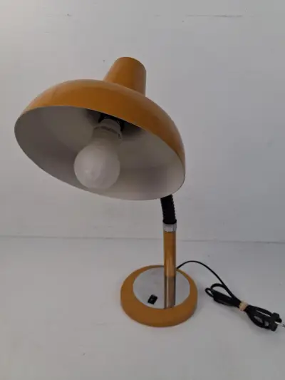 Okergele vintage zwanenhals bureaulamp – kavel bij De Kringwinkel, Waardamme