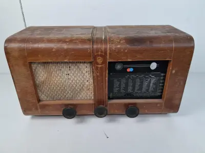 Antieke buizenradio uit het midden van de twintigste eeuw – kavel bij De Kringwinkel, Waardamme