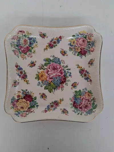 Vierkante schaal van Boch Frères (Keralux) met het kleurrijke motief Fleurs de Saxe – kavel bij De Kringwinkel, Waardamme