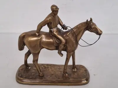 Bronzen beeld van een jockey op een renpaard – kavel bij De Kringwinkel, Waardamme