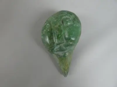 Groen stenen sculptuur met gezicht (By Axcilit) – kavel bij De Kringwinkel, Diest