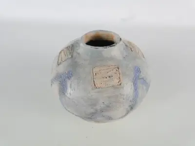 Decoratieve keramische vaas met blauwe accenten – kavel bij De Kringwinkel, Heverlee