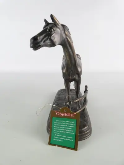 Decoratief paardenbeeld op sokkel – O. Tupton / O.T.T. – koudgegoten brons – kavel bij De Kringwinkel, Heverlee