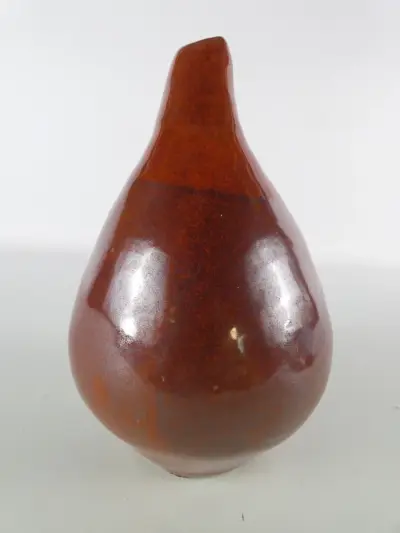 Unieke handgedraaide keramieken designvaas met ossenbloed glazuur – 24 cm – kavel bij De Kringwinkel, Heverlee