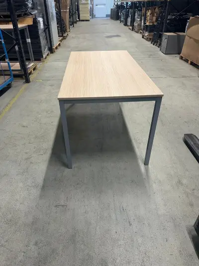 Ca. 16x Bureau en 8x vergadertafel – kavel bij Domeinen Roerende Zaken, Beugen
