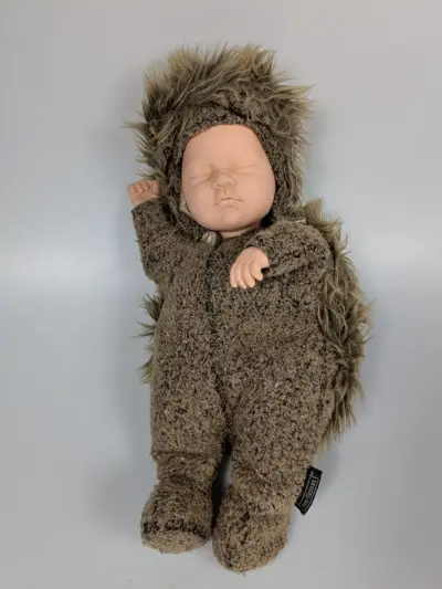 Anne Geddes baby pop in egelkostuum – kavel bij De Kringwinkel, Sint-Niklaas