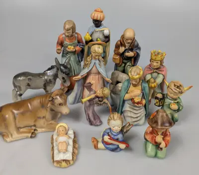 Set van 13 Goebel beeldjes met certificaat en originele dozen – kavel bij De Kringwinkel, Sint-Niklaas