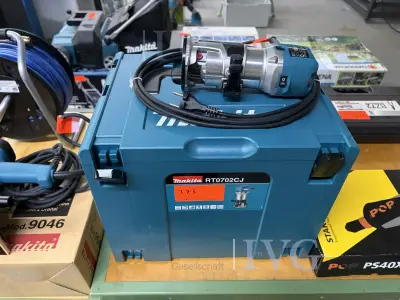 Oberfräse MAKITA RT0702C – kavel bij IVG, Bielefeld