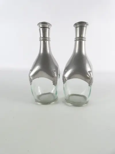 Set van twee vintage glazen karaffen met tinnen bekleding – Étains du Manoir, Paris – kavel bij De Kringwinkel, Heverlee