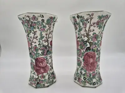 Paar achtkantige Delftse vazen met rijk polychroom bloemendecor – 20e eeuw – kavel bij Onlineveilingmeester, Groningen