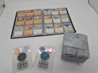Grote Pokémon TCG-verzameling – dik pakket kaarten – verzamelmap – inclusief accessoires – kavel bij Onlineveilingmeester, Groningen