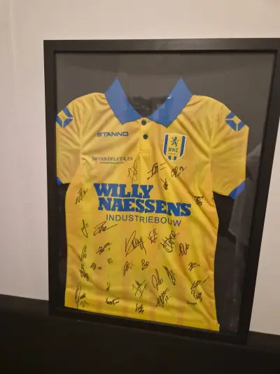 RKC Waalwijk gesigneerd voetbalshirt Eredivisie 2024 met sjaal – kavel bij Onlineveilingmeester, Groningen