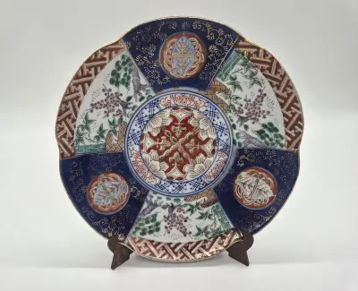 Japanse Imari porseleinen sierschotel – handbeschilderd – 20e Eeuw – Inclusief houten standaard – kavel bij Onlineveilingmeester, Groningen