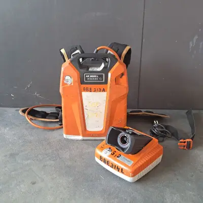 Ruggedragen Accu en Accu-lader, STIHL, AR3000L & AL500 – kavel bij Onlineveilingmeester, Wijk en Aalburg