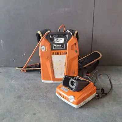 Ruggedragen Accu en Accu-lader, STIHL, AR3000L & AL500 – kavel bij Onlineveilingmeester, Wijk en Aalburg
