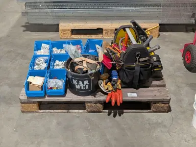 Zonnepaneel installatiemateriaal met gereedschap – kavel bij Onlineveilingmeester, Heerenveen