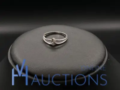 white gold ring set with diamond and ruby 9 carat – kavel bij VH Auctions