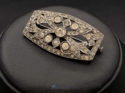 Zilverkleurige broche – kavel bij VH Auctions
