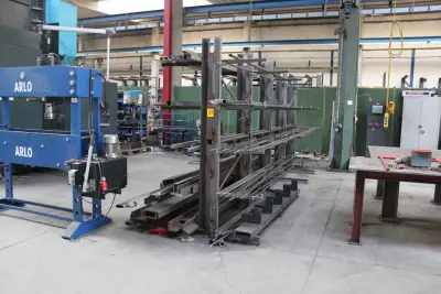 Rack métallique avec contenu ( poutrelles, cornières, etc.) – kavel bij Trans Executive