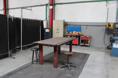 Table de soudure + établi+totem+ 2 armoires métalliques avec contenu + desserte d'atelier – kavel bij Trans Executive