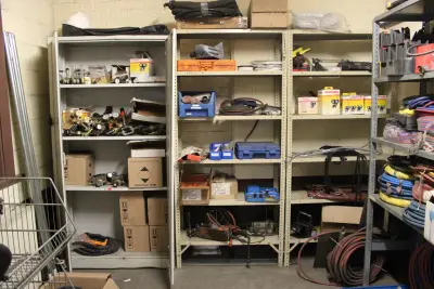 Accessoires soudure: détendeurs, torches, visseries, établis+ armoires métalliques avec contenu – kavel bij Trans Executive