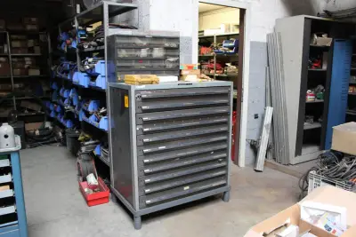 Armoire métallique Schafer à 11 tiroirs + contenu – kavel bij Trans Executive