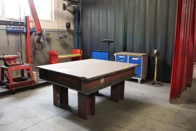 Table de soudure + étau sur pied+ bac métallique avec contenu+ desserte atelier+ chariot de transport – kavel bij Trans Executive