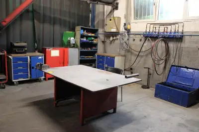 Table de soudure avec étau + armoires métalliques avec contenu+ 2 dessertes atelier+ chariot de transport – kavel bij Trans Executive