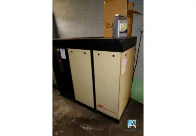 Compressor met tank – kavel bij Clicpublic, Ham