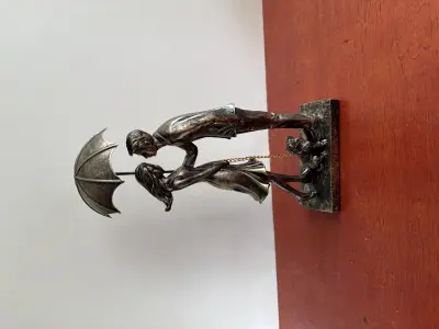 Beeld van een koppel met paraplu – kavel bij GSD Auctions, Zoeterwoude