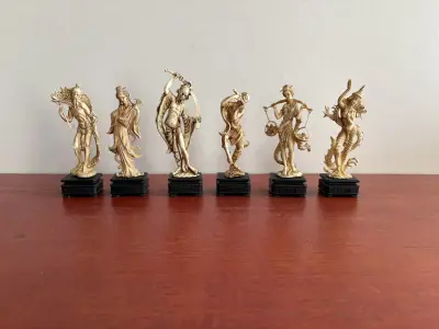 Miniaturen Chinese beeldjes plastic – kavel bij GSD Auctions, Zoeterwoude