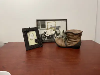 Foto lijst cowboy oude auto print en schoen als bloempot – kavel bij GSD Auctions, Zoeterwoude