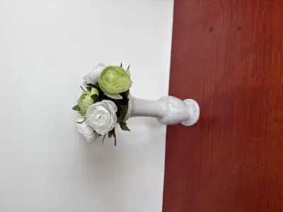 Witte marmeren vaas met kunstbloemen (**2) – kavel bij GSD Auctions, Zoeterwoude
