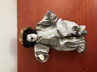 Clown als pop keramiek hoofd en kleding polyester – kavel bij GSD Auctions, Zoeterwoude